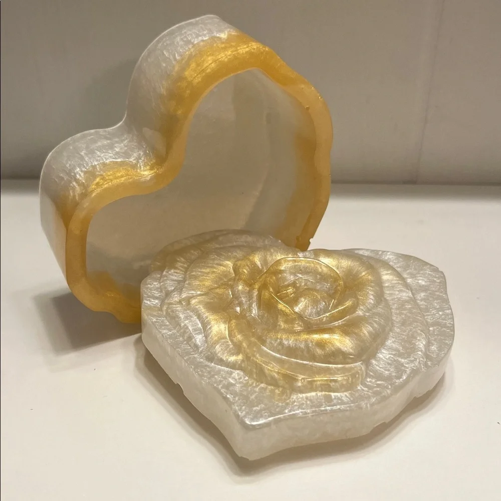 Pick (1) Heart-Shaped Jar - Picture 4 of 7